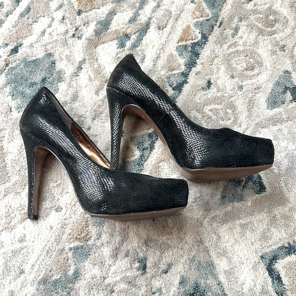 BCBGeneration black snake skin platform stiletto heels. Size 8/38 - Picture 2 of 5